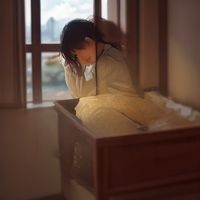 陈若兰，性健康心理咨询师，在温馨咨询室内端坐，表情温和专注